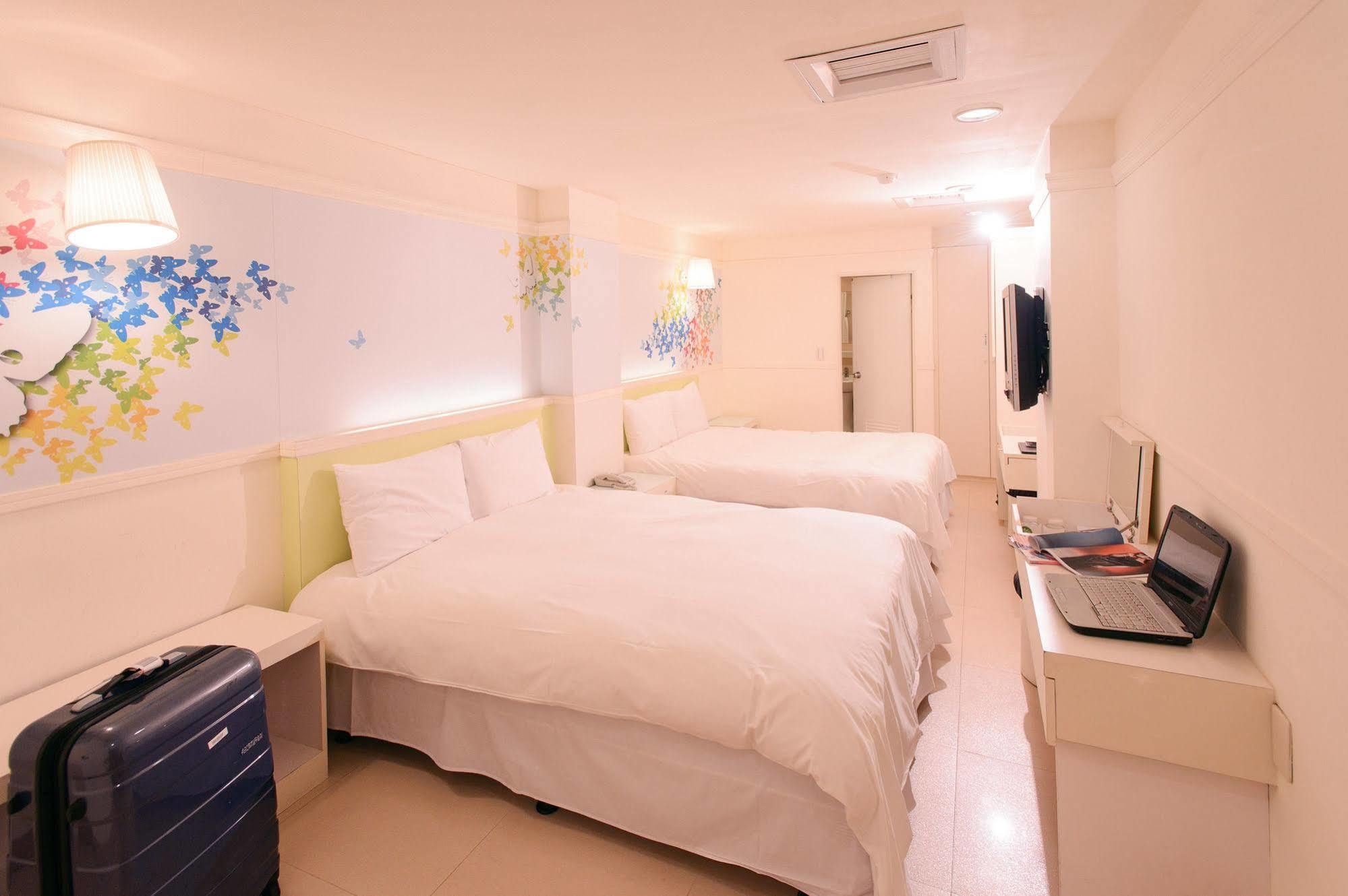 Kiwi Express Hotel - Zhong Zheng Branch Taichung Dış mekan fotoğraf